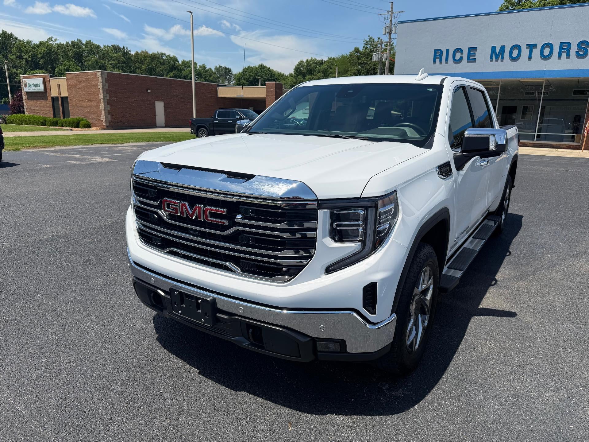 2022 GMC Sierra 4WD Crew Cab Short Box SLT's photo